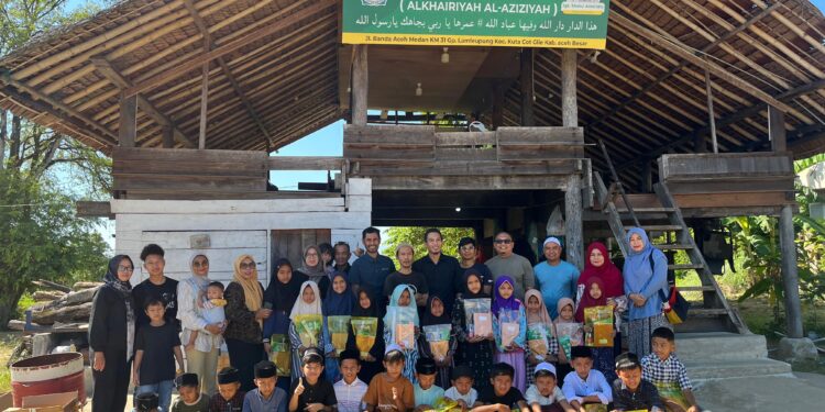 Komunitas sosial 'Ayo Kita Berbagi' menyalurkan bantuan alat tulis di Dayah Al Khairiyah Al-Aziziyah (Dayah Aza), Gampong Lam Leupung, Kecamatan Kuta Cot Glie. (Foto: Ist)