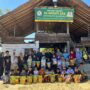 Komunitas sosial 'Ayo Kita Berbagi' menyalurkan bantuan alat tulis di Dayah Al Khairiyah Al-Aziziyah (Dayah Aza), Gampong Lam Leupung, Kecamatan Kuta Cot Glie. (Foto: Ist)