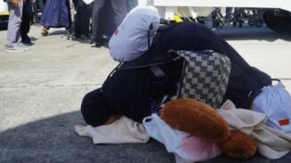 Jamaah haji Aceh kloter 09 melakukan sujud syukur setelah mendarat di Bandara Sultan Iskandar Muda, Ahad (6/7). (Foto: Ist)