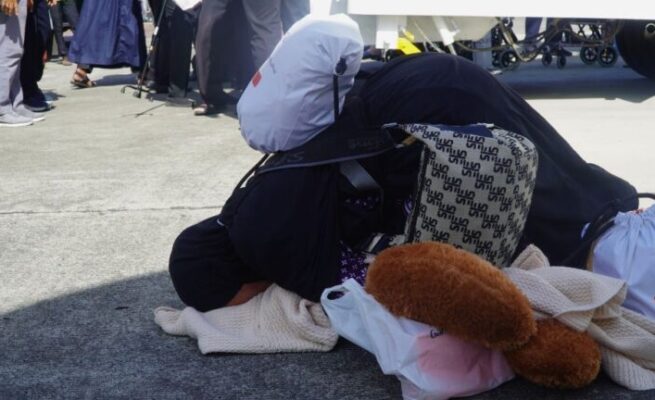 Jamaah haji Aceh kloter 09 melakukan sujud syukur setelah mendarat di Bandara Sultan Iskandar Muda, Ahad (6/7). (Foto: Ist)