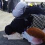 Jamaah haji Aceh kloter 09 melakukan sujud syukur setelah mendarat di Bandara Sultan Iskandar Muda, Ahad (6/7). (Foto: Ist)