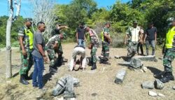Personel TNI dari Koramil Muara Tiga Kodim 0102/Pidie membersihkan makam kuno Raja Nagari Bihari, Gampong Tuha Biheu, Kecamatan Muara Tiga, Pidie. (Foto: Ist)