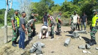 Personel TNI dari Koramil Muara Tiga Kodim 0102/Pidie membersihkan makam kuno Raja Nagari Bihari, Gampong Tuha Biheu, Kecamatan Muara Tiga, Pidie. (Foto: Ist)