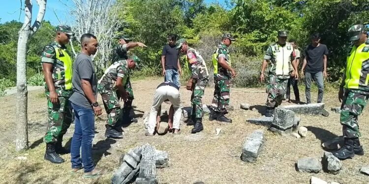 Personel TNI dari Koramil Muara Tiga Kodim 0102/Pidie membersihkan makam kuno Raja Nagari Bihari, Gampong Tuha Biheu, Kecamatan Muara Tiga, Pidie. (Foto: Ist)