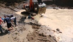 Kegiatan tambang emas ilegal di Sungai Mas, Kabupaten Aceh Barat yang kian marak dengan menggunakan alat berat seperti ekskavator. (Foto: Ist)