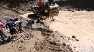 Kegiatan tambang emas ilegal di Sungai Mas, Kabupaten Aceh Barat yang kian marak dengan menggunakan alat berat seperti ekskavator. (Foto: Ist)