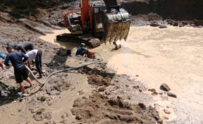 Kegiatan tambang emas ilegal di Sungai Mas, Kabupaten Aceh Barat yang kian marak dengan menggunakan alat berat seperti ekskavator. (Foto: Ist)