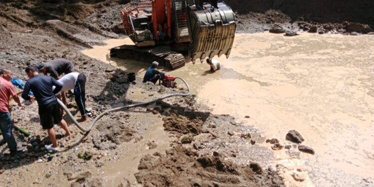 Kegiatan tambang emas ilegal di Sungai Mas, Kabupaten Aceh Barat yang kian marak dengan menggunakan alat berat seperti ekskavator. (Foto: Ist)