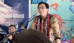 Ketua DPRK Banda Aceh, Irwansyah ST menutup pelatihan Karang Taruna Gampong Punge Blang Cut, Kecamatan Jaya Baru, Banda Aceh, Ahad sore (6/7) di Pantai Cermin Ulee Lheue. (Foto: Ist)