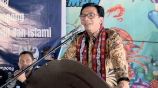 Ketua DPRK Banda Aceh, Irwansyah ST menutup pelatihan Karang Taruna Gampong Punge Blang Cut, Kecamatan Jaya Baru, Banda Aceh, Ahad sore (6/7) di Pantai Cermin Ulee Lheue. (Foto: Ist)