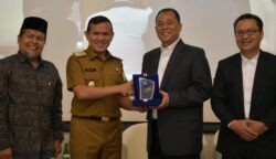 Wakil Gubernur Aceh, Fadhlullah menghadiri Duek Pakat Nasional Tata Kelola Dapur Makan Bergizi Gratis (MBG) di Balai Sidang Fakultas Ekonomi dan Bisnis USK, Senin (7/7/2025). (Foto: Ist)