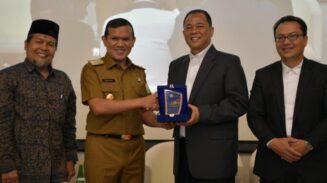 Wakil Gubernur Aceh, Fadhlullah menghadiri Duek Pakat Nasional Tata Kelola Dapur Makan Bergizi Gratis (MBG) di Balai Sidang Fakultas Ekonomi dan Bisnis USK, Senin (7/7/2025). (Foto: Ist)