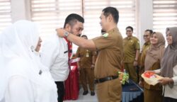 Plt Sekda Aceh M Nasir Syamaun saat membuka pelatihan kepemimpinan administrator di lingkungan Pemerintah aceh tahun 2025 di Aula BPSDM Aceh, Senin (7/7). (Foto: Ist)