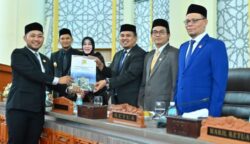 Banggar DPRK Banda Aceh memberikan pandangan terhadap Raqan Pertanggungjawaban APBK 2024, dalam sidang paripurna yang berlangsung, Senin (7/7) di gedung DPRK setempat. (Foto: Ist)