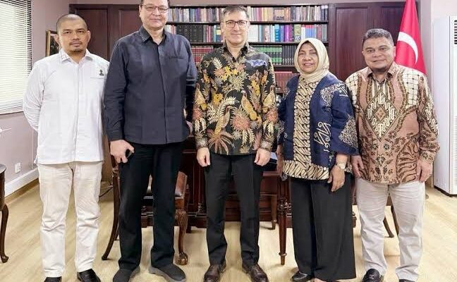Tim Khusus Pemerintah Aceh untuk Relasi Internasional dan Bisnis menggelar pertemuan penting dengan Duta Besar Turkiye untuk Indonesia, Prof Dr Talip Küçükcan, di Kedutaan Besar Turkiye, Jakarta, Senin, 7 Juli 2025. (Foto: Ist)