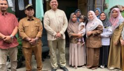 Anggota DPRK Banda Aceh Tuanku Muhammad mengunjungi anak balita penderita gizi buruk, Aiza Humaira (22 bulan) yang juga pasien bocor jantung d, Gampong Lamgugob, Selasa (8/7). (Foto: Ist)