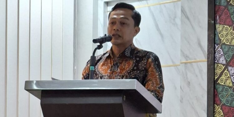 Kepala OJK Aceh, Daddi Peryoga, saat membuka sosialisasi Waspada Aktivitas Keuangan Ilegal dan Money Game kepada media di Provinsi Aceh, yang digelar di kantor OJK Aceh, Selasa sore (8/7). (Foto: Dok. Infoaceh.net)