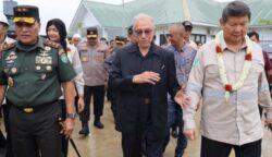Wali Nanggroe Aceh Malik Mahmud Al Haythar menghadiri peresmian pabrik karet remah PT Potensi Bumi Sakti di Desa Glee Siblah, Kecamatan Woyla, Aceh Barat, Selasa, 8 Juli 2025. (Foto: Ist)
