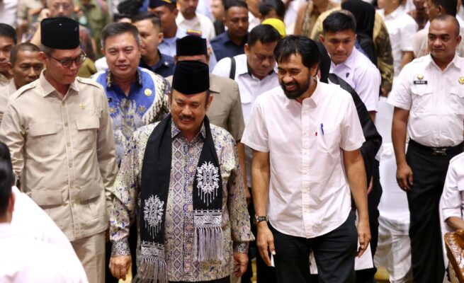 Gubernur Aceh, Muzakir Manaf bersama Menteri PPN/Kepala Bappenas Rachmad Pambudy, Sekjen Kemendagri Tomsi Tohir pada pembukaan Musrenbang RPJM Aceh 2025–2029 di Anjong Mon Mata, Meuligoe Gubernur Aceh, Rabu (9/7). (Foto: Ist)
