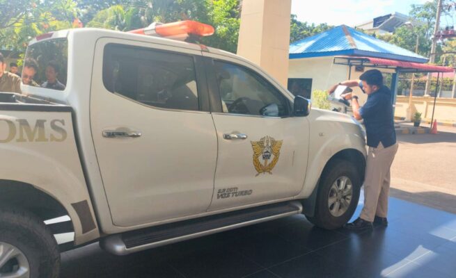 Petugas Bea Cukai Aceh sedang berlatih menggunakan Handheld X Ray yang mampu menembus berbagai material untuk mencegah barang terlarang. (Foto: Ist)