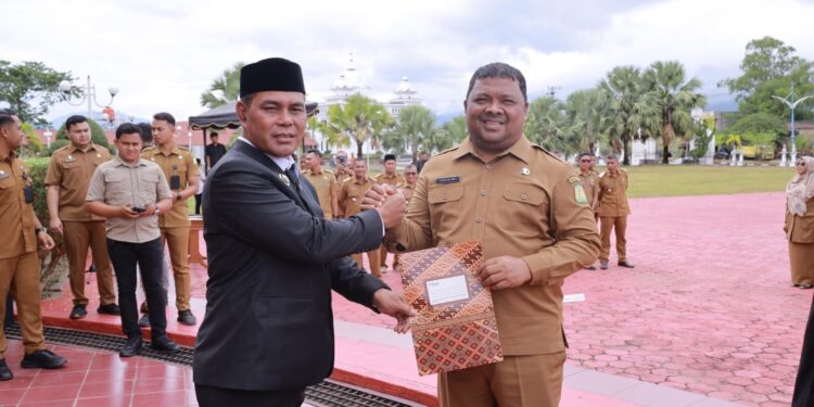 Bupati Aceh Besar Muharram Idris atau Syech Muharram menyerahkan SK Plt Kadiskopukmdag Aceh Besar kepada Drs Sulaimi MSi di halaman Kantor Bupati Aceh Besar, Kota Jantho, Senin (14/7). (Foto: Ist) | Infoaceh.net Bupati Aceh Besar Muharram Idris atau Syech Muharram menyerahkan SK Plt Kadiskopukmdag Aceh Besar kepada Drs Sulaimi MSi di halaman Kantor Bupati Aceh Besar, Kota Jantho, Senin (14/7). (Foto: Ist)