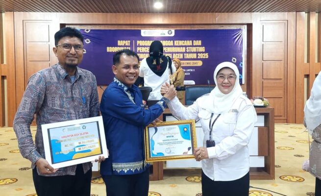 Pemkab Aceh Selatan melalui Wakil Bupati Baital Mukadis menerima secara simbolis Alokasi Dana DAK Fisik dan Non Fisik BOKB TA 2025, Senin (14/7). (Foto: Ist)