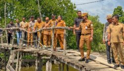 Bupati Aceh Timur Iskandar Usman Al-Farlaky meninjau dua jembatan rusak yang menjadi akses vital masyarakat di Gampong Seunebok Aceh menuju Bale Buya, serta jembatan di kawasan Seneubok Peusangan - Dama Tutong. (Foto: Ist)