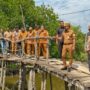 Bupati Aceh Timur Iskandar Usman Al-Farlaky meninjau dua jembatan rusak yang menjadi akses vital masyarakat di Gampong Seunebok Aceh menuju Bale Buya, serta jembatan di kawasan Seneubok Peusangan - Dama Tutong. (Foto: Ist)