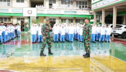 Ratusan siswa baru MTsN 1 Model Banda Aceh mengikuti pelatihan Baris-berbaris yang dipandu langsung anggota TNI Koramil 13/Kuta Alam Banda Aceh, Selasa (15/7). (Foto: For Infoaceh.net)