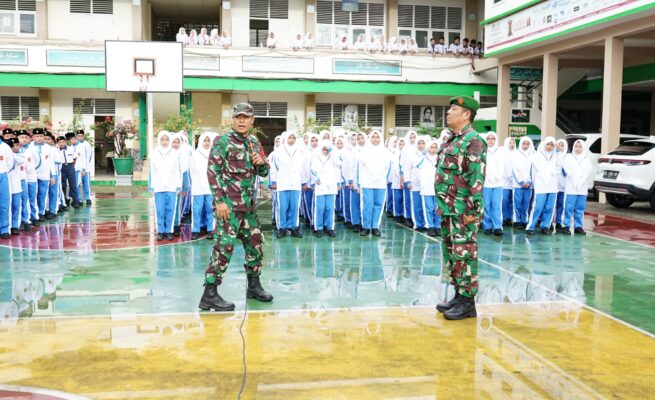 Ratusan siswa baru MTsN 1 Model Banda Aceh mengikuti pelatihan Baris-berbaris yang dipandu langsung anggota TNI Koramil 13/Kuta Alam Banda Aceh, Selasa (15/7). (Foto: For Infoaceh.net)