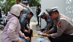 Polresta Banda Aceh hari melaksanakan razia Operasi Patuh Seulawah 2025 yang dipusatkan di Jalan Teuku Umar, tepatnya depan Gedung Taman Budaya Aceh, Selasa (15/7). Sebanyak 30 pengendara ditilang karena pelanggaran lalu lintas. (Foto: Ist)