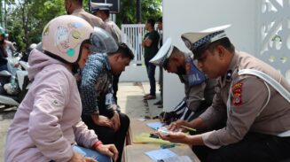 Polresta Banda Aceh hari melaksanakan razia Operasi Patuh Seulawah 2025 yang dipusatkan di Jalan Teuku Umar, tepatnya depan Gedung Taman Budaya Aceh, Selasa (15/7). Sebanyak 30 pengendara ditilang karena pelanggaran lalu lintas. (Foto: Ist)