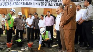 Peletakan batu pertama pembangunan gedung Skill Lab Fakultas Kedokteran oleh Rektor USK Prof Dr Ir Marwan bersama Dekan FK USK Dr dr Safrizal Rahman, Selasa, 15 Juli 2025. (Foto: Ist)