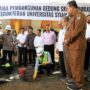 Peletakan batu pertama pembangunan gedung Skill Lab Fakultas Kedokteran oleh Rektor USK Prof Dr Ir Marwan bersama Dekan FK USK Dr dr Safrizal Rahman, Selasa, 15 Juli 2025. (Foto: Ist)