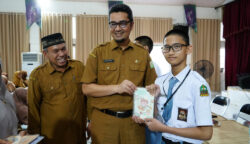 Kadis Pendidikan Aceh Marthunis saat menghadiri kegiatan Masa Pengenalan Lingkungan Sekolah (MPLS) hari pertama di SMAN Modal Bangsa Aceh, Senin (14/7)