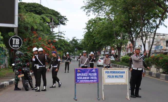 Polresta Banda Aceh bersama Polisi Militer melaksanakan razia gabungan di Jalan Teuku Umar, Rabu (16/7) siang. (Foto: Ist)