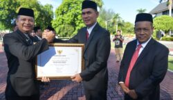 Plt. Sekda Aceh M. Nasir Syamaun menjadi menyerahkan penghargaan kepada 11 kabupaten/kota pada peringatan Hari Koperasi Nasional ke-78 di halaman Kantor Gubernur Aceh, Kamis (17/7). (Foto: Ist)