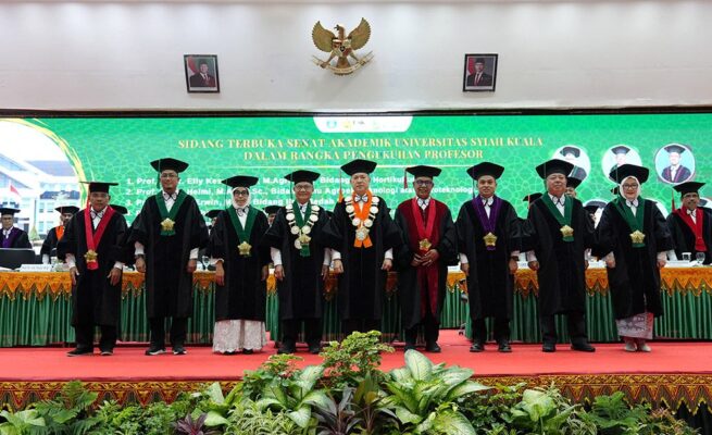 Universitas Syiah Kuala (USK) mengukuhkan 6 profesor baru dari berbagai bidang keilmuan melalui Sidang Terbuka Senat Akademik Universitas di Gedung AAC Dayan Dawood, Darussalam, Kamis (17/7). (Foto: Ist)