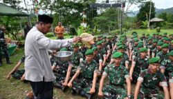 Penyambutan Personel Yonif TP-857/GG oleh unsur Forkopimda Kabupaten Pidie dengan peusijuek, pada Kamis pagi (17/7) di di Desa Turuecut, Kecamatan Mane, Pidie. (Foto: Ist)