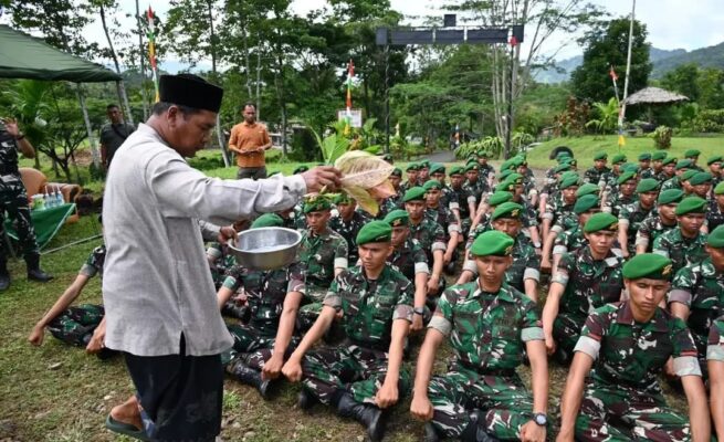 Penyambutan Personel Yonif TP-857/GG oleh unsur Forkopimda Kabupaten Pidie dengan peusijuek, pada Kamis pagi (17/7) di di Desa Turuecut, Kecamatan Mane, Pidie. (Foto: Ist)