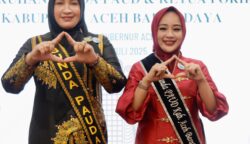 Bunda PAUD Aceh Marlina Muzakir mengukuhkan Ratna Sari Dewi sebagai Bunda PAUD dan Ketua Forikan Kabupaten Abdya, Kamis, 17 Juli 2025. (Foto: Ist)