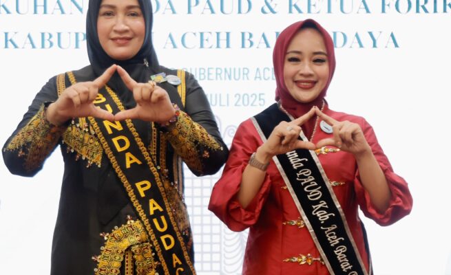 Bunda PAUD Aceh Marlina Muzakir mengukuhkan Ratna Sari Dewi sebagai Bunda PAUD dan Ketua Forikan Kabupaten Abdya, Kamis, 17 Juli 2025. (Foto: Ist)