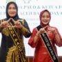 Bunda PAUD Aceh Marlina Muzakir mengukuhkan Ratna Sari Dewi sebagai Bunda PAUD dan Ketua Forikan Kabupaten Abdya, Kamis, 17 Juli 2025. (Foto: Ist)