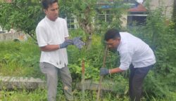 Tim DLHK3 Banda Aceh melakukan pemasangan ulang tiang Alat Ukur Kualitas Udara Passive Sampler yang sebelumnya hilang dan rusak di dua lokasi, Kamis (17/7). (Foto: Ist)