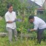 Tim DLHK3 Banda Aceh melakukan pemasangan ulang tiang Alat Ukur Kualitas Udara Passive Sampler yang sebelumnya hilang dan rusak di dua lokasi, Kamis (17/7). (Foto: Ist)