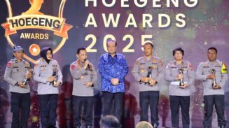 Penyerahan Hoegeng Awards 2025 kepada lima polisi tekadan di Auditorium STIK-PTIK Lemdiklat Polri, Jakarta Selatan, pada Rabu (16/7). (Foto: Ist)