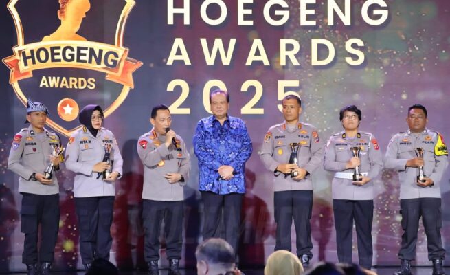 Penyerahan Hoegeng Awards 2025 kepada lima polisi tekadan di Auditorium STIK-PTIK Lemdiklat Polri, Jakarta Selatan, pada Rabu (16/7). (Foto: Ist)