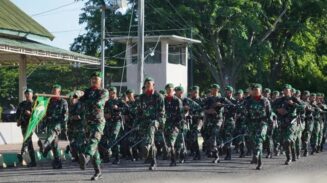 Prajurut TNI AD mengikuti upacara bulanan Kodam Iskandar Muda, Kamis pagi (17/4/2025) di Lapangan Blang Padang Kota Banda Aceh. (Foto: Ist)
