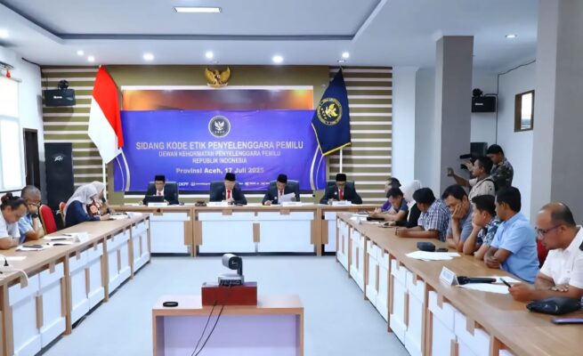 DKPP melakukan pemeriksaan terhadap Panwasih Banda Aceh pada Pilkada 2024 atas dugaan pelanggaran Kode Etik perkara Nomor: 50-PKE-DKPP/I/2025 di Kantor KIP Aceh, Kamis (17/7). (Foto: Dok. DKPP RI)