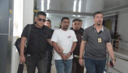 Tim Tabur Kejati Aceh menangkap rekanan proyek Rusun Politeknik Negeri Lhokseumawe, Aulia Riski di Banda Aceh pada Kamis siang, 17 Juli 2025. (Foto: Dok. Penkum Kejati Aceh)